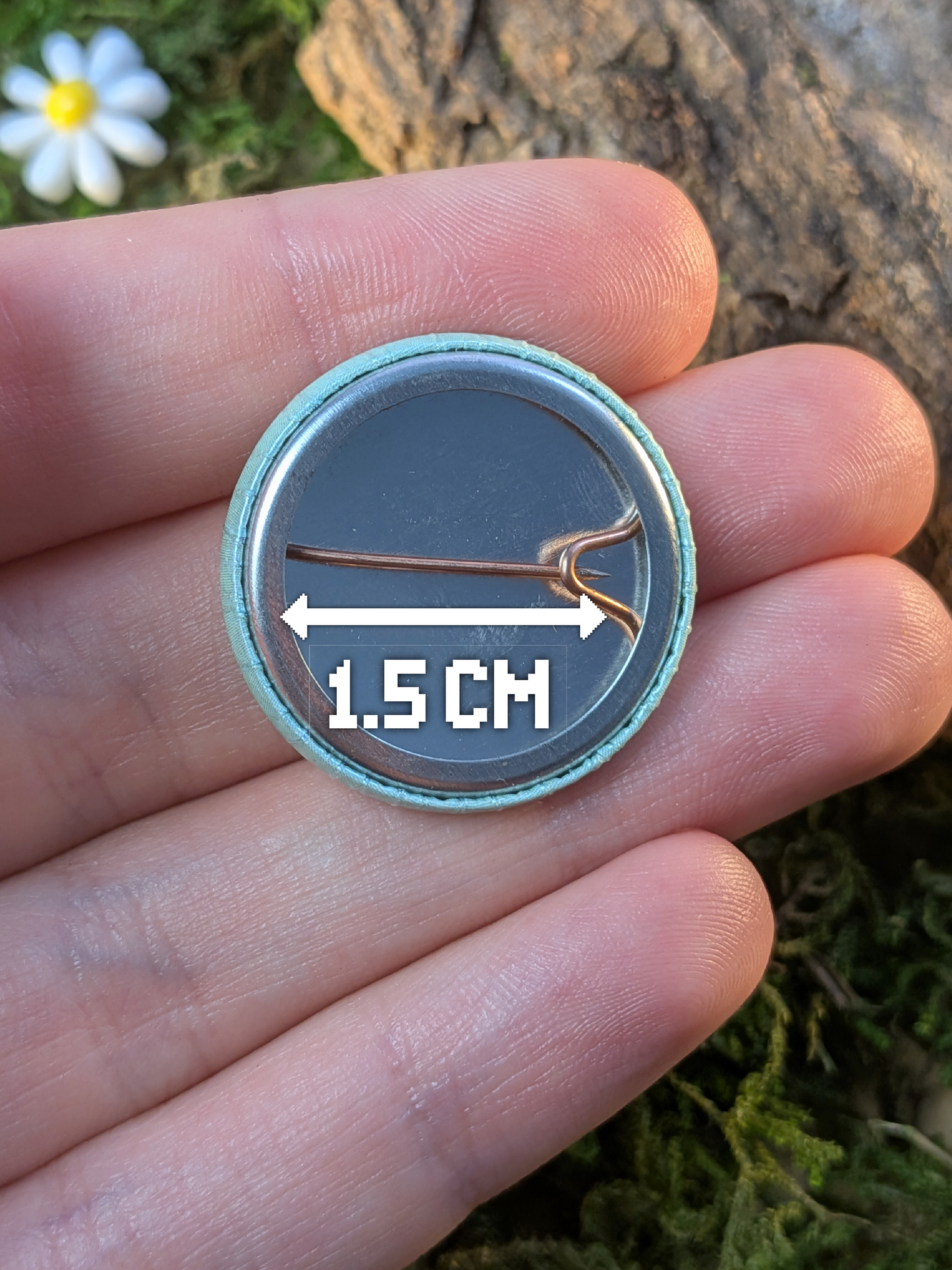 The heroes' clothes 25mm pin badge